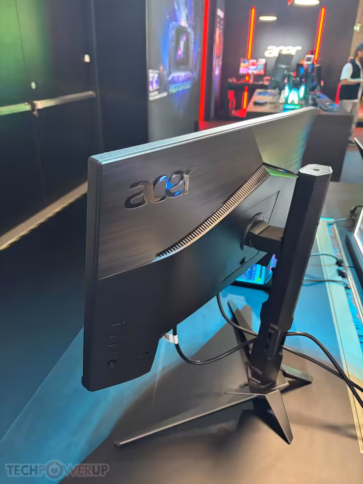 Predator XB253Q U1 : Acer pousse le 1000 Hz natif en Full HD à l’IFA 2026 4 Dos d’un moniteur Acer Predator avec logo Acer, pied central et installation salon expo