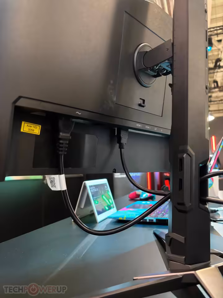 Predator XB253Q U1 : Acer pousse le 1000 Hz natif en Full HD à l’IFA 2026 6 Arrière du moniteur Acer Predator avec câbles branchés, pied en V et support d’exposition