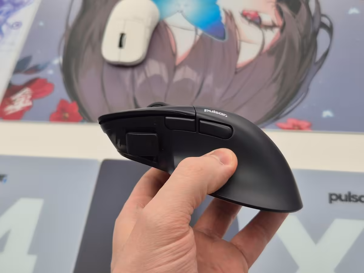 Pulsar X5 : une souris gaming ergonomique de 62 g pensée pour les grandes mains 3 Souris gaming Pulsar X5 noire tenue en main, vue latérale du châssis ergonomique