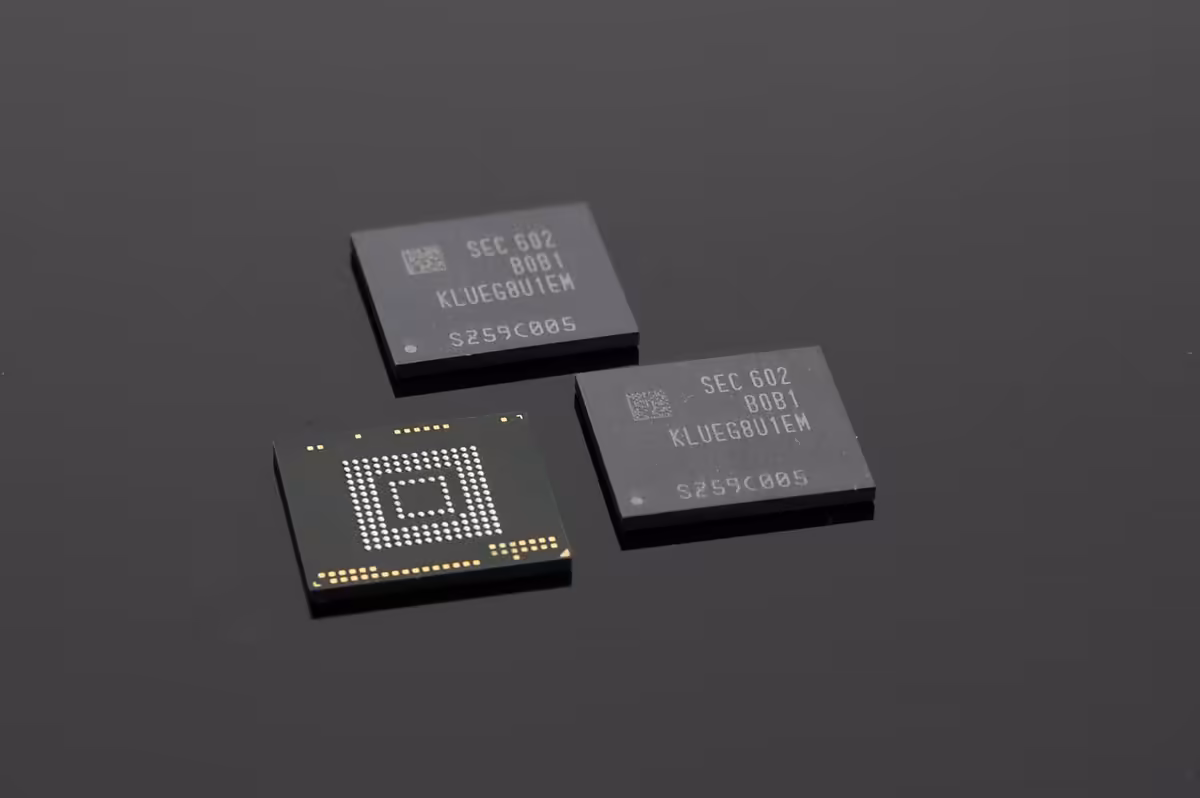 Trois puces mémoire Samsung LPDDR4X, dont une montrant ses contacts BGA