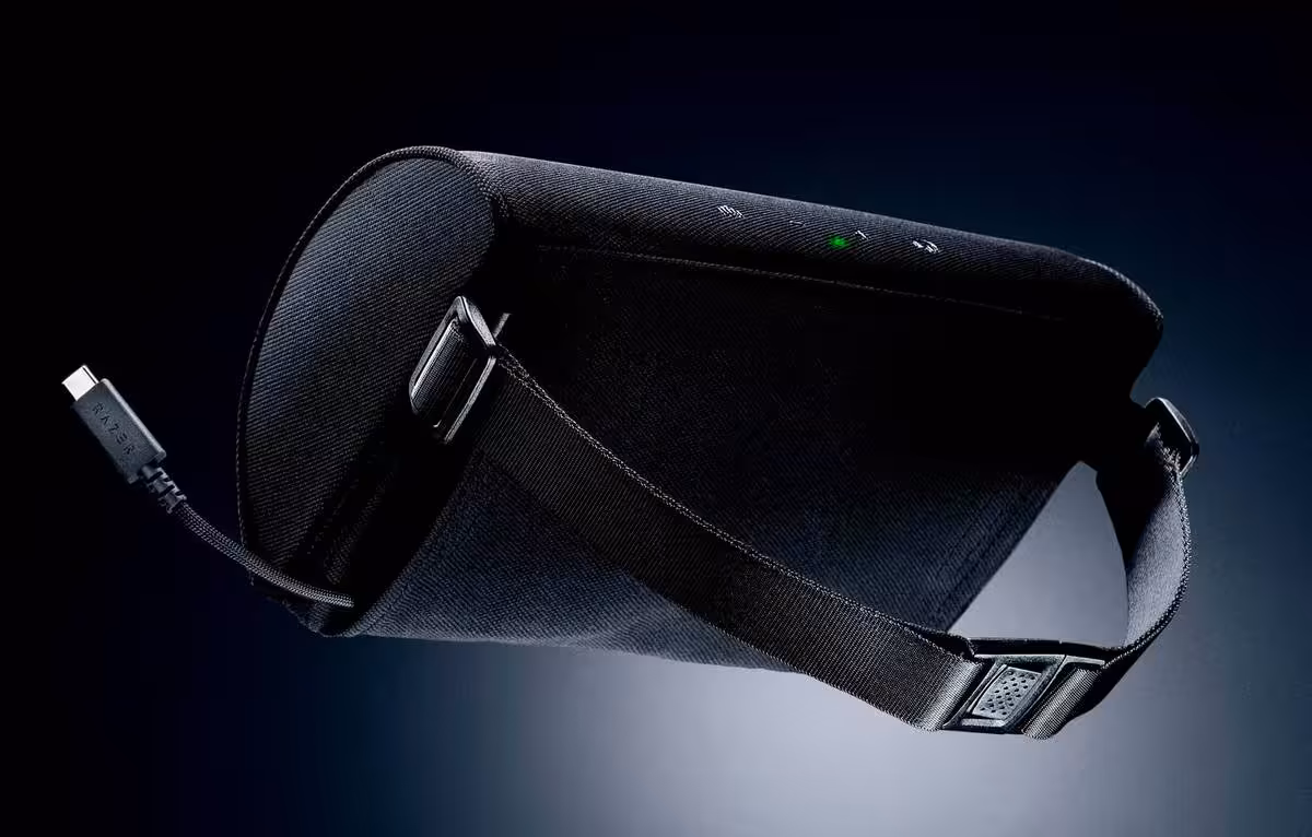 Razer Clio X : un coussin audio THX Spatial pour chaise gaming à l'essai à la PAX West 2026 4 Coussin audio Razer noir vu de dessous, câble et sangle visibles, design audio pour chaise gaming