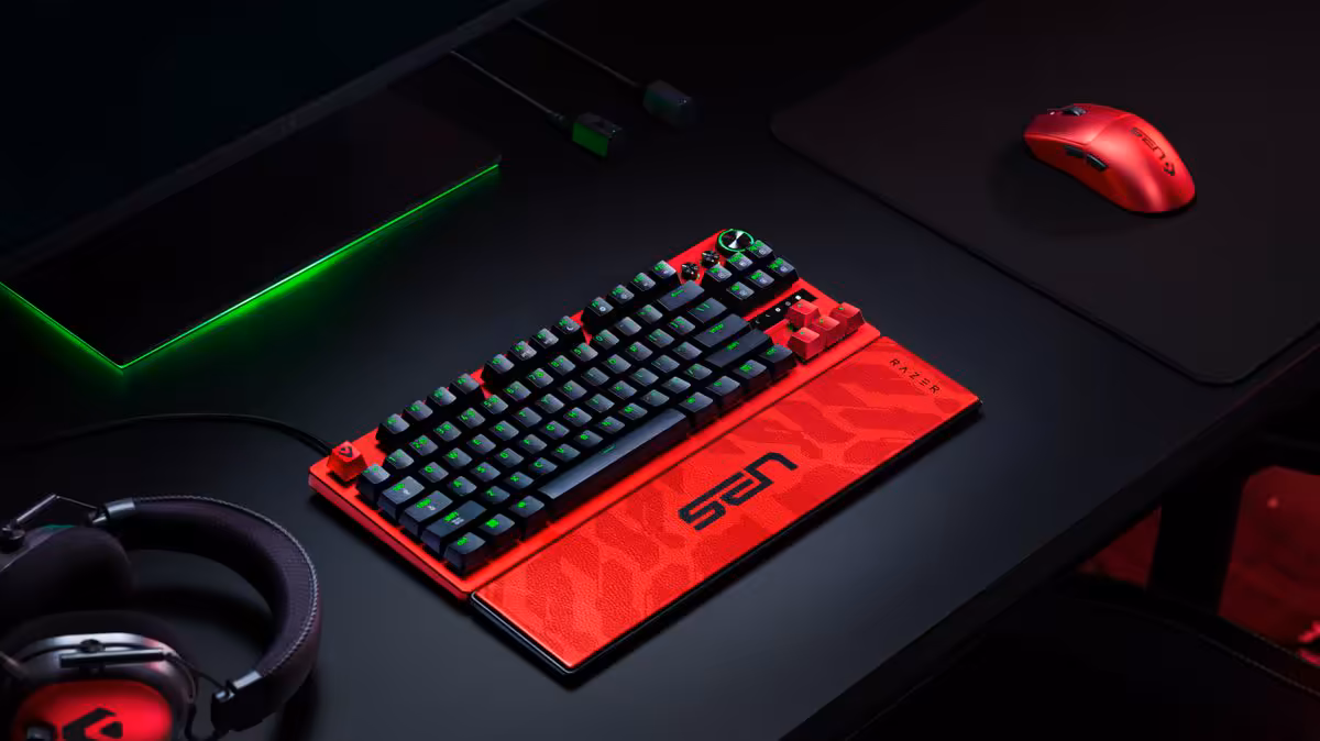 Razer Huntsman V3 Pro TKL 8KHz Sentinels Edition, le clavier e-sport aux couleurs de SEN 3 Clavier Razer Huntsman V3 Pro TKL Sentinels Edition sur bureau gaming, avec souris et casque