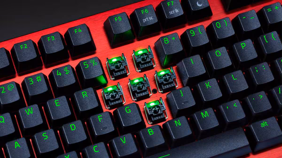 Razer Huntsman V3 Pro TKL 8KHz Sentinels Edition, le clavier e-sport aux couleurs de SEN 4 Gros plan sur touches du Razer Huntsman V3 Pro TKL, rétroéclairage vert et switchs visibles
