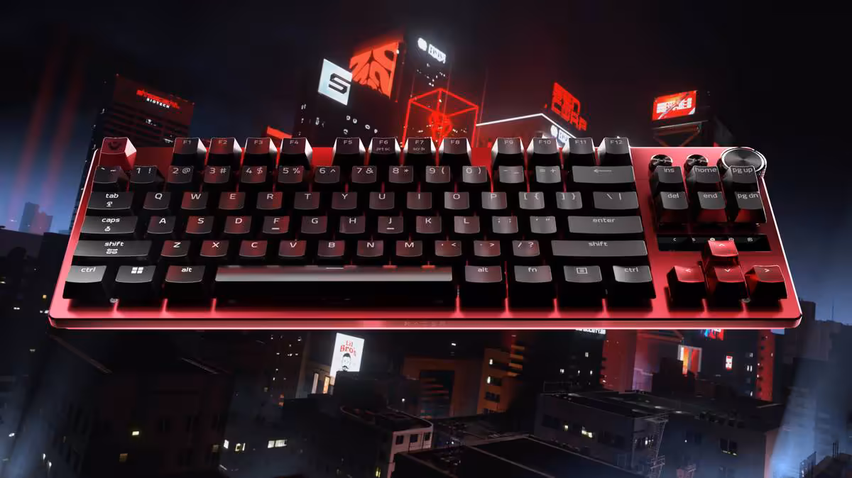 Razer Huntsman V3 Pro TKL 8KHz Sentinels Edition, le clavier e-sport aux couleurs de SEN 2 Clavier gaming Razer Huntsman V3 Pro TKL Sentinels Edition sur fond néon rouge, vue immersive produit