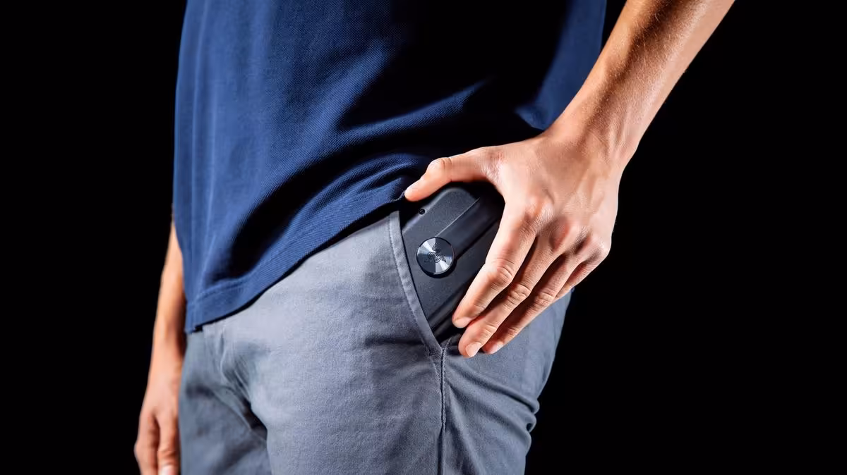 Razer Prio, la manette pliable USB-C de 101 g pensée pour iPhone et Android 5 Manette Razer compacte glissée dans une poche de pantalon, illustration de portabilité et format 101 g