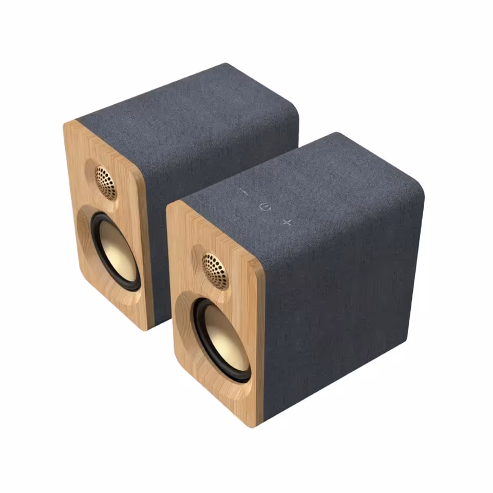 Redragon GS818 : des enceintes de bureau 60 W en bambou à moins de 80 dollars 3 Enceintes stéréo Redragon GS818 avec façades bois clair, vue en plongée sur fond blanc