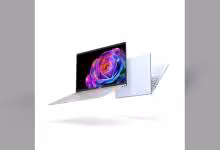 Deux ordinateurs portables Acer ultrafins blancs sur fond blanc, écran floral coloré