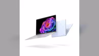 Deux ordinateurs portables Acer ultrafins blancs sur fond blanc, écran floral coloré