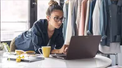 Femme travaillant sur un ordinateur portable Acer dans un bureau, image lifestyle avec laptop ouvert