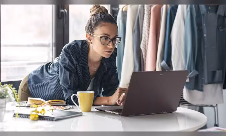 Acer Vero 16 : un PC portable réparable, OLED et Copilot+ attendu en EMEA début 2027 1 Femme travaillant sur un ordinateur portable Acer dans un bureau, image lifestyle avec laptop ouvert