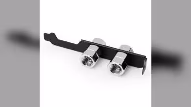 Alphacool ES PCIe Slot Bracket isolée sur fond blanc, vue de face avec deux raccords.
