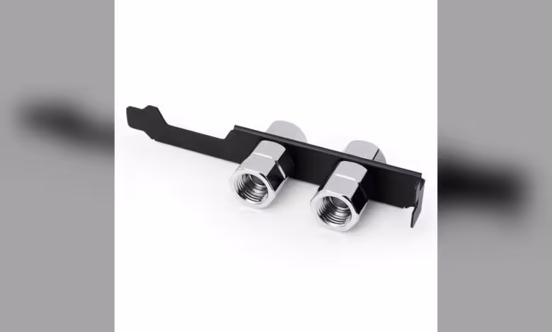 Alphacool ES PCIe Slot Bracket, une équerre pour relier le watercooling externe au PC 1 Alphacool ES PCIe Slot Bracket isolée sur fond blanc, vue de face avec deux raccords.