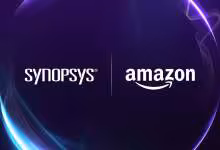 Logos Synopsys et Amazon blancs sur fond violet abstrait aux effets lumineux circulaires