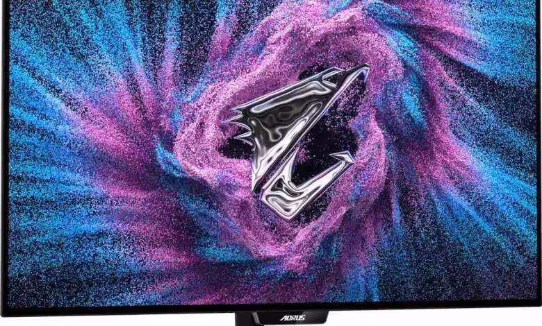 AORUS FO32U24G : Gigabyte détaille son écran OLED 4K 240 Hz et Full HD 480 Hz 1 Moniteur gaming OLED Gigabyte AORUS FO32U2P affichant le logo AORUS sur écran coloré