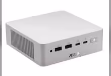 Mini PC ASUS QN10 argenté, vue trois-quarts avec grilles d’aération latérales et ports frontaux