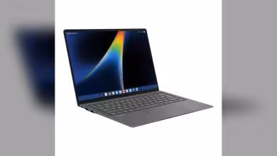 ASUS Googlebook 14 ouvert, écran ChromeOS affichant un fond coloré sur fond blanc