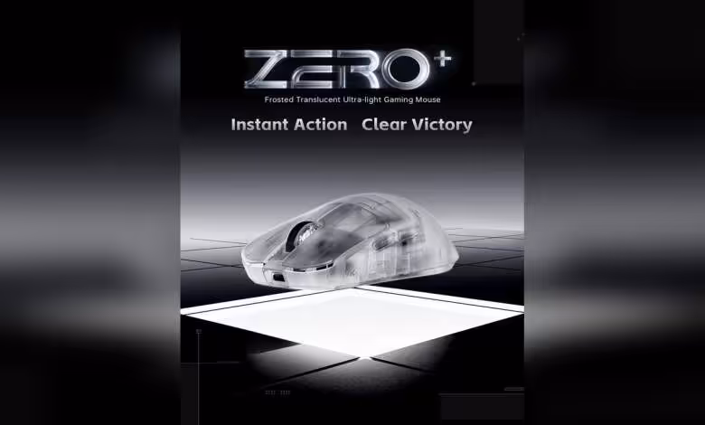 ATK Blazing Sky Zero+ et EX+ : capteur PAW 3955, MCU Nordic 54H20 et 8 kHz 1 Souris gaming ATK Zero+ translucide givrée, slogan Instant Action Clear Victory et éclairage sur socle.