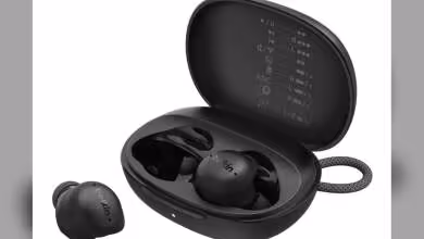 Écouteurs Belkin SoundForm noirs avec boîtier de charge ouvert et logo Belkin