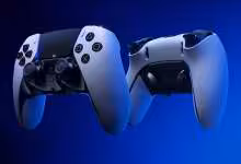 Manettes Sony PlayStation DualSense blanche et noire flottant sur fond bleu