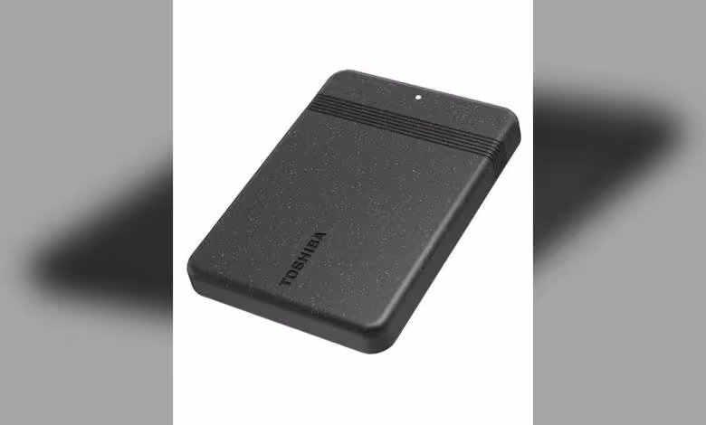 Canvio Ready : Toshiba relance son HDD portable avec coque recyclée et jusqu'à 4 To 1 Disque dur externe Toshiba Canvio Ready noir, vue en perspective sur fond blanc
