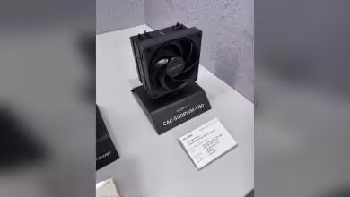 Ventirad Chieftec CAC-S120PWM-T150 noir sur présentoir, vue de face avec ventilateur 120 mm