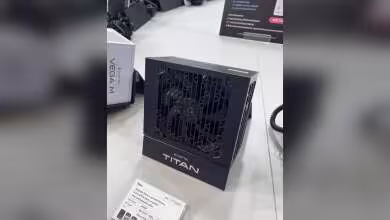 Bloc d’alimentation Chieftec Titan dans son présentoir, vue de face avec grille noire et logo TITAN.