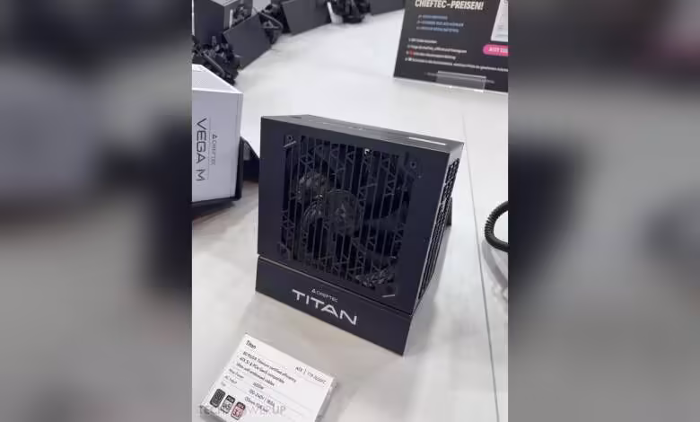 Chieftec Titan 1650W et Duplex : deux nouvelles alimentations dévoilées à l’IFA 2026 1 Bloc d’alimentation Chieftec Titan dans son présentoir, vue de face avec grille noire et logo TITAN.