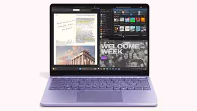Ordinateur portable Microsoft Surface violet affichant Windows avec applications et documents ouverts