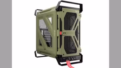 Boîtier PC Corsair WARTHOG vert olive, vue trois-quarts avant avec poignées et façade mesh