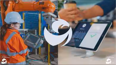 Site industriel avec robot, tablette de supervision et logo Qualcomm au centre