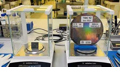 Wafer TSMC N2 2 nm sur balance, comparé au poids d’une puce DRAM DDR5 en laboratoire
