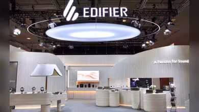 Stand Edifier au salon IFA 2025 avec logo géant et présentation de produits audio