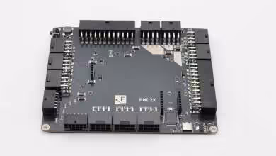 Carte ElmorLabs PMD2X vue de dessus avec connecteurs de surveillance d’alimentation fil par fil
