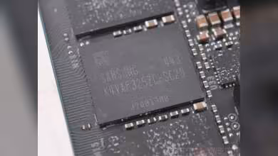 Gros plan d’une puce mémoire Samsung K4VAF325ZC-SC18 soudée sur circuit imprimé de carte graphique