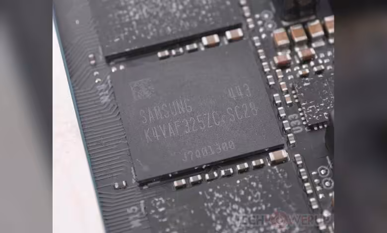 GDDR7 4 Go et 6 Go : des puces prévues dès 2027 pour augmenter fortement la VRAM 1 Gros plan d’une puce mémoire Samsung K4VAF325ZC-SC18 soudée sur circuit imprimé de carte graphique