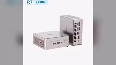 Deux vues du Mini PC Geekom A5 2027 Edition, avec badge Ryzen 7 7730U et ports latéraux