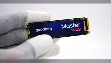 SSD Goodram Master NVMe PCIe 5.0 tenu par un gant sur fond blanc