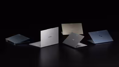 Cinq PC portables Googlebook sous Android, présentés fermés et ouverts dans plusieurs coloris