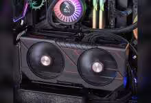 Carte graphique AMD Radeon double ventilateur installée dans un PC gamer, boîtier RGB visible
