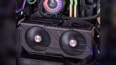 Carte graphique AMD Radeon double ventilateur installée dans un PC gamer, boîtier RGB visible