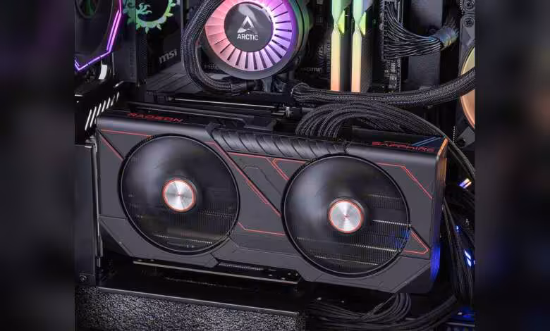 GPU PC : les expéditions grimpent de 10,4 % malgré des prix toujours au plus haut 1 Carte graphique AMD Radeon double ventilateur installée dans un PC gamer, boîtier RGB visible