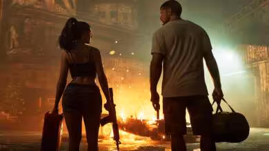 Illustration de GTA 6 montrant Lucia et Jason armés devant une rue nocturne en feu