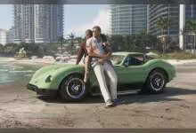 GTA VI-style scène avec voiture de sport verte décapotable et deux personnages sur une plage urbaine
