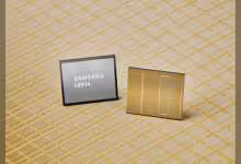 Puce Samsung HBM4 sur fond doré, avec face marquée SAMSUNG HBM4 et module mémoire visible