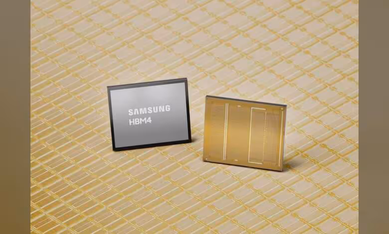 Puce Samsung HBM4 sur fond doré, avec face marquée SAMSUNG HBM4 et module mémoire visible