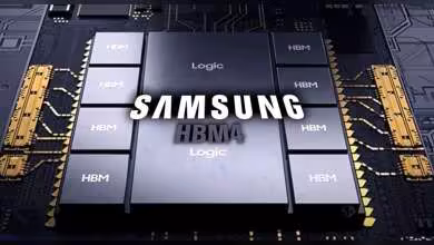 Illustration de puce Samsung HBM4 avec piles mémoire HBM entourant deux blocs logiques sur circuit imprimé