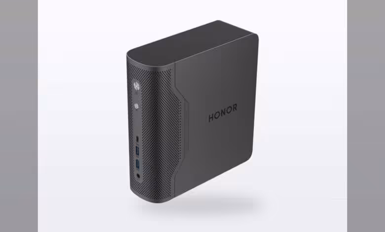 Honor Tiangong AXB35 : une station IA de 2 L avec AMD, Intel ou NVIDIA 1 Mini PC Honor compact au design gris foncé, logo HONOR visible, façade perforée et ports USB