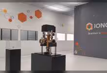 Ordinateur quantique IonQ exposé dans un showroom, avec logo IonQ Quantum is now