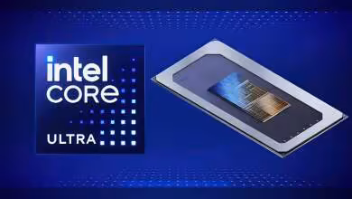 Visuel Intel Core Ultra montrant un processeur mobile avec die exposé sur fond bleu