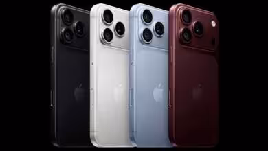 Quatre iPhone Pro Apple en noir, argent, bleu clair et rouge bordeaux, vue arrière avec triple module photo